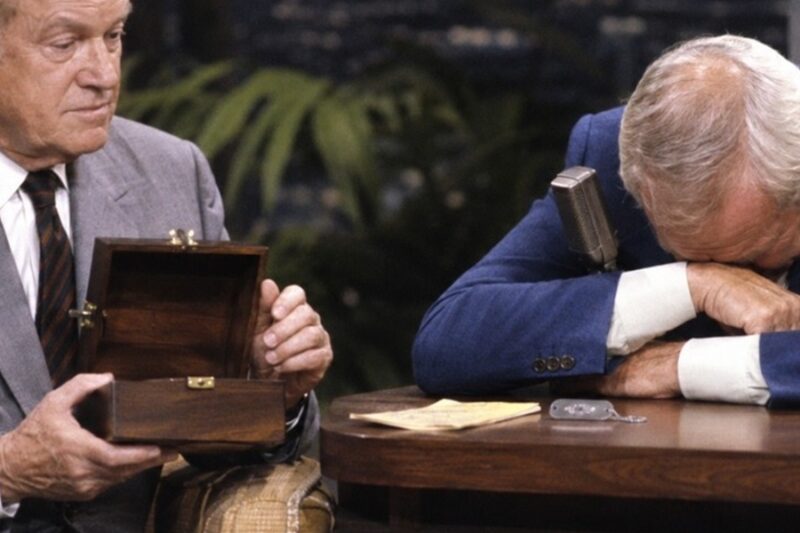 Bob Hope Handed Johnny Carson a SEALED BOX — 7 MINUTES LATER Johnny COULDN’T Stop Crying D