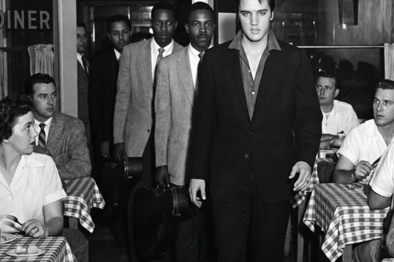 Elvis Walked In With Black Musicians… The Restaurant Went Silent D