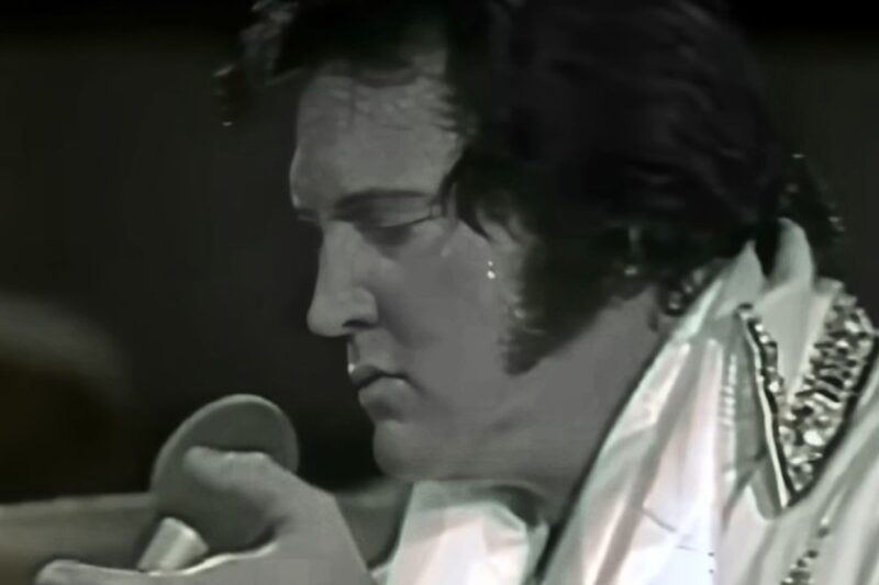“Look Closely At Elvis’ Hands — His Final Stage Exit Hides A Karate Secret” D