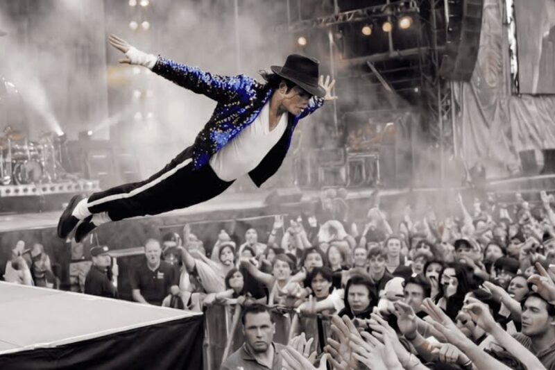Michael Jackson COULDN’T CONTAIN His Energy – JUMPED Into 20,000 NYC Fans Mid-Song JJ