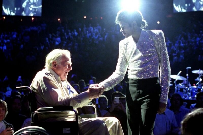 The Rhythm of Mercy: When Michael Jackson Halted the Heartbeat of Madison Square Garden