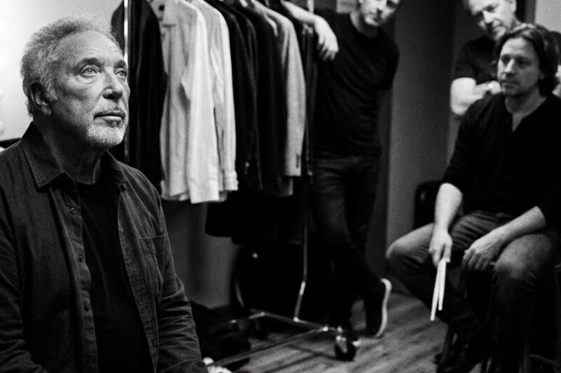 What Tom Jones Said to His Band After the Show Nobody Was Supposed to Hear It — A Witness Remembers D