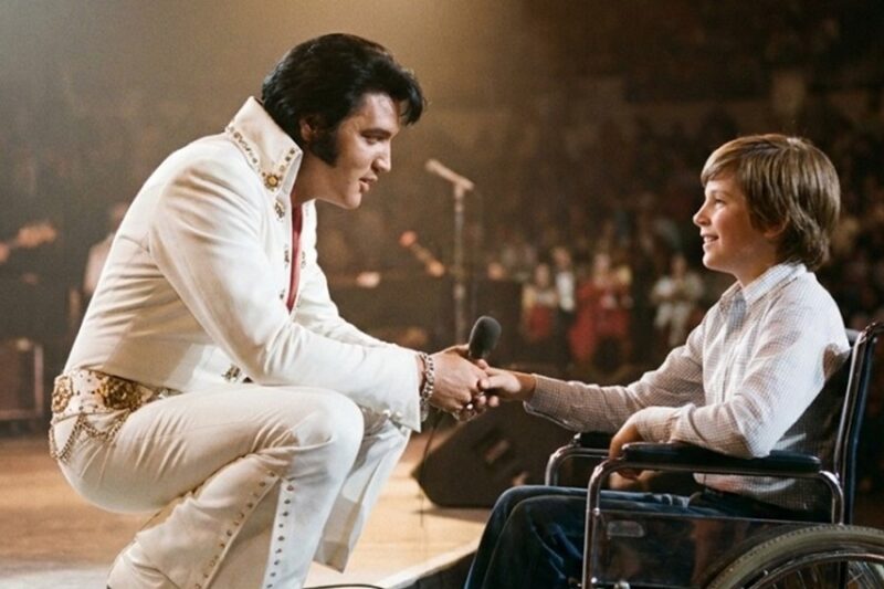 A Wheelchair Fan Was Stuck in the Back Row of an Elvis Concert in 1973 — Elvis Stopped Mid-Song D