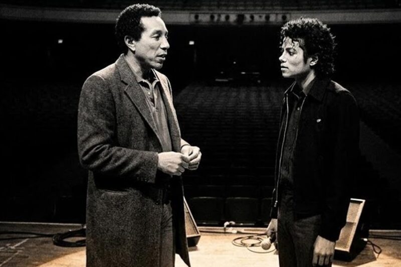 Smokey Robinson Found MICHAEL JACKSON Alone in the Theater at Midnight Before MOTOWN 25 d