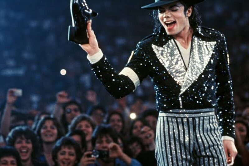 Michael Jackson’s Shoe Slipped Off While Dancing — His Reaction Had 49,000 Laughing  D