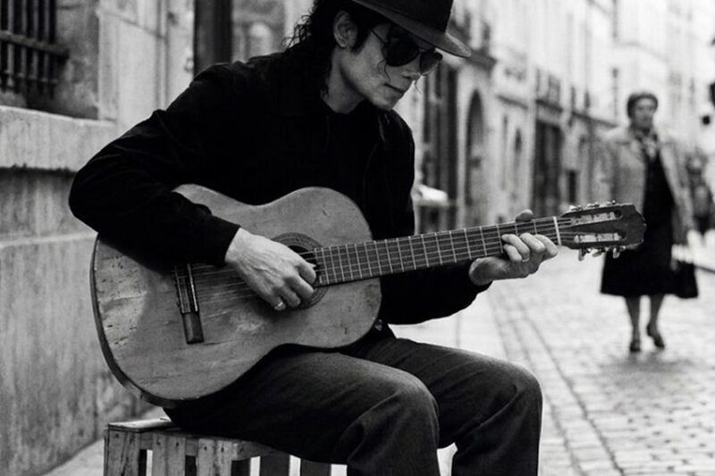 Michael Jackson Sat Next To A Street Musician — The Crowd That Gathered Never Made A Sound D