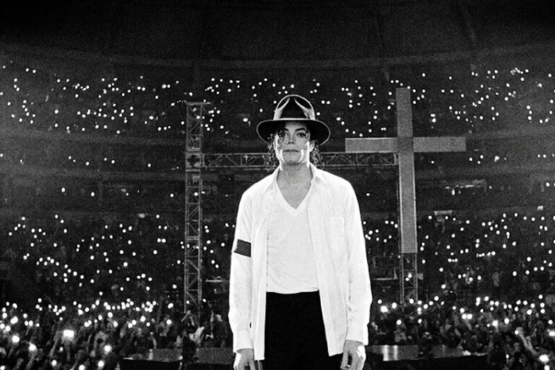 Michael Jackson Was Left With Nothing On Stage — 50,000 People Heard Every Word Without A Microphone