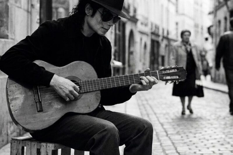 Michael Jackson Sat Next To A Street Musician — The Crowd That Gathered Never Made A Sound D