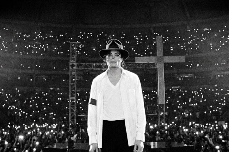 Michael Jackson Was Left With Nothing On Stage — 50,000 People Heard Every Word Without A Microphone 