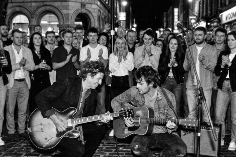 Keith Richards sat on a Dublin pavement next to a homeless musician — 2 hours later, 400 showed up