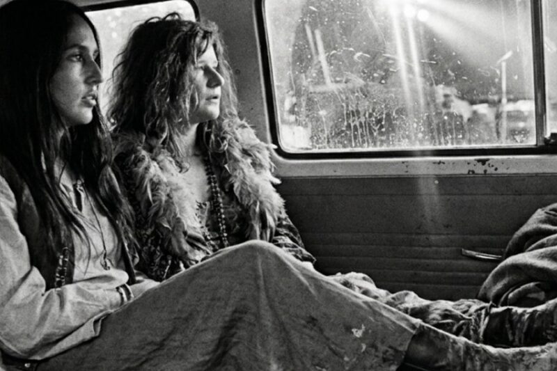 Almost Nobody Knows That Joan Baez and Janis Joplin Watched Jimi Hendrix Together at Woodstock JJ
