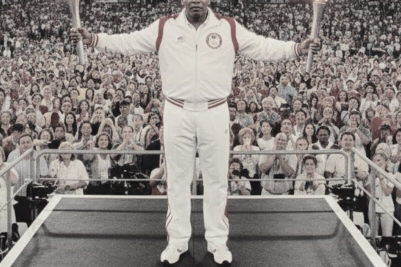 “Ali’s hands SHOOK violently in front of 3 BILLION people — what he did next left the world in TEARS JJ