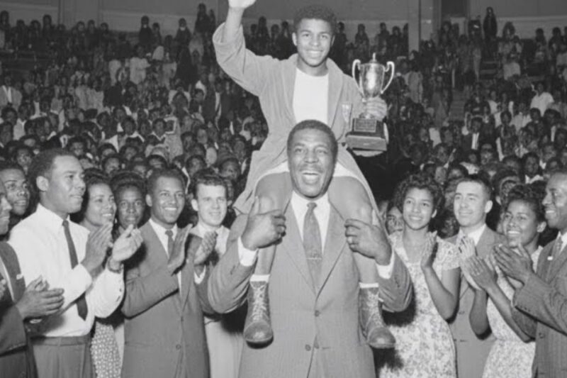 “First punch broke his NOSE and made him CRY — what Cassius did next created MUHAMMAD ALI” JJ