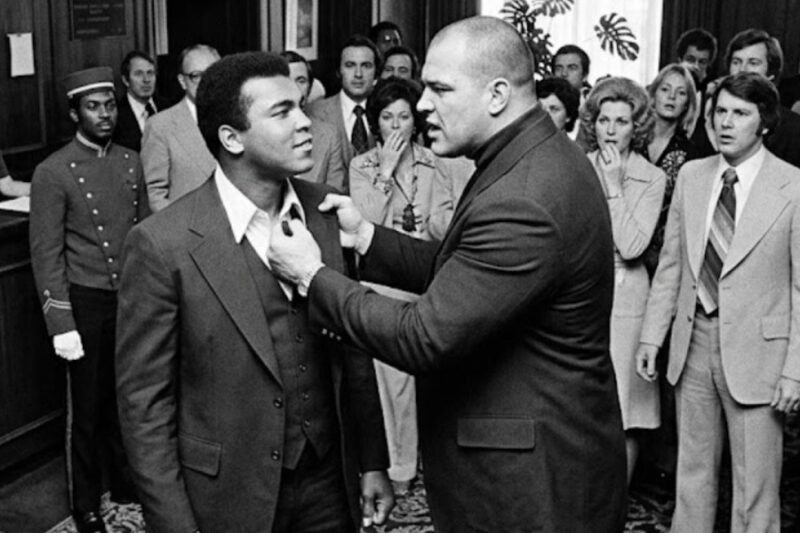 350 lb Bodyguard GRABBED Muhammad Ali in Hotel Lobby — Didn’t Know Who He Was JJ