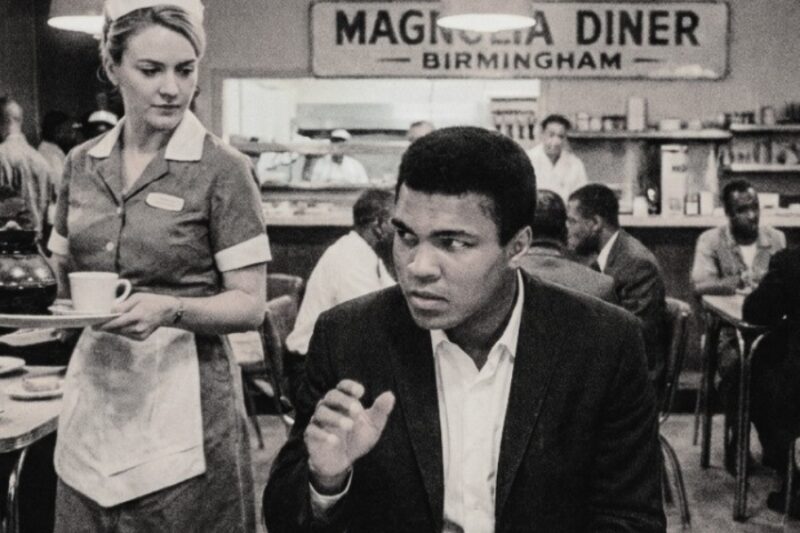 A Waitress Refused to Serve Ali — He Left $100 and a Note Her Family Kept Secret for 30 Years JJ